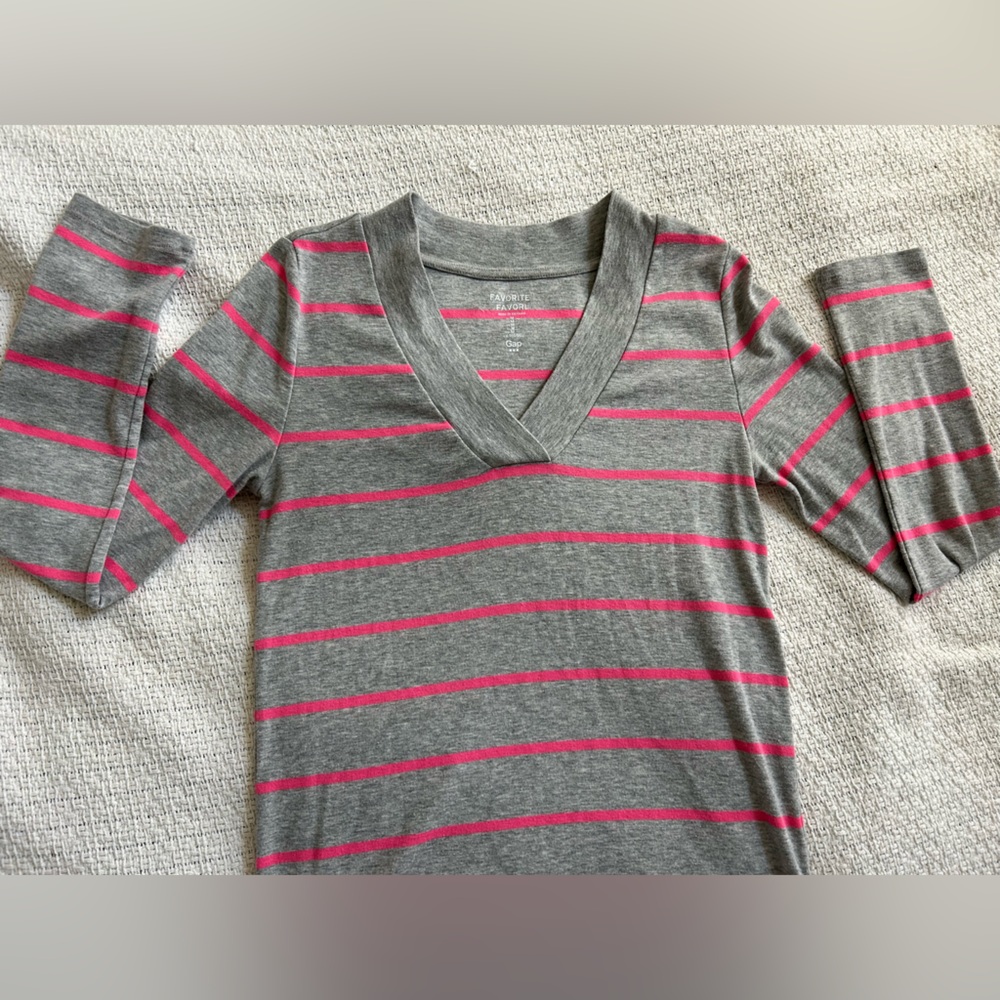 GAP Favorite Tee Long Sleeve V-Neck Striped Gray and Pink Cozy Warm Shirt Size M